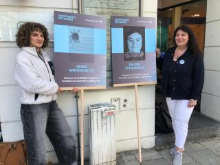 Prof. Dr. Kathrin Winkler und ihre Tochter Milena erinnern an die Opfer Maria Winterhalter und Pauline Straubinger beim Erinnerungsprojekt des BR